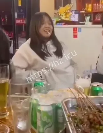 当众脱衣热舞