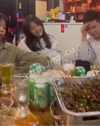 女孩喝酒脱衣