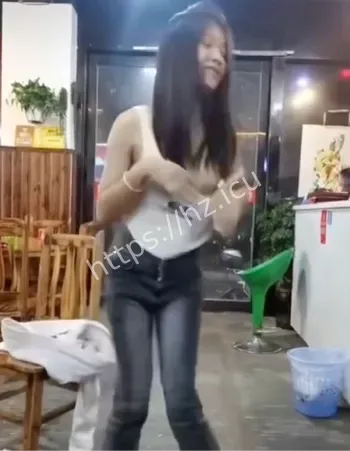 女孩当众漏胸