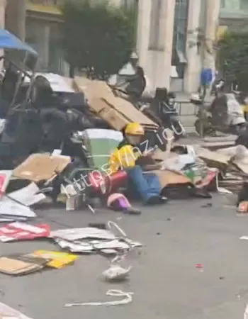 轿车逆行