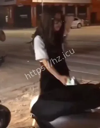 甜美柔弱女孩