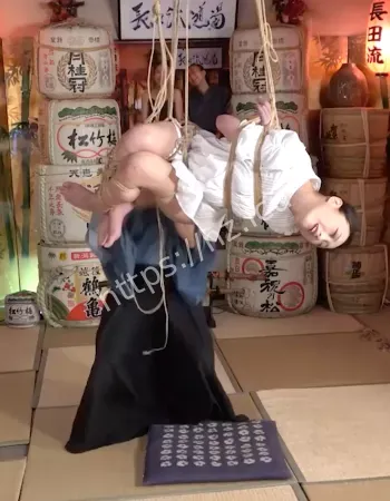 模特悬浮捆绑