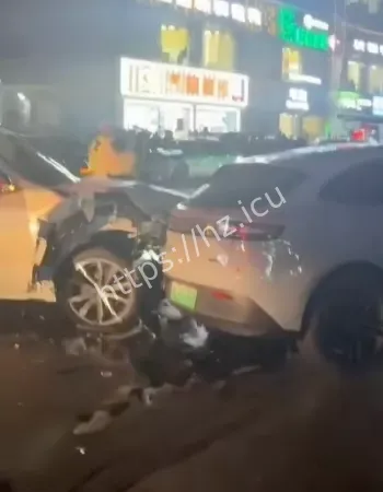 撞毁配电箱