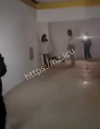 被迫跪地蜷缩