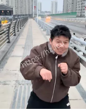 现实挨打