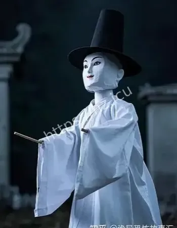 夜晚诡异纸人现身