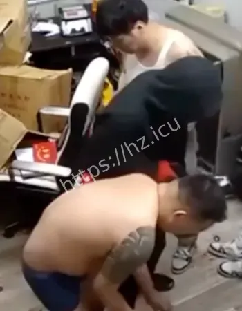 被迫脱衣