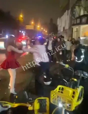 武汉红裙女子