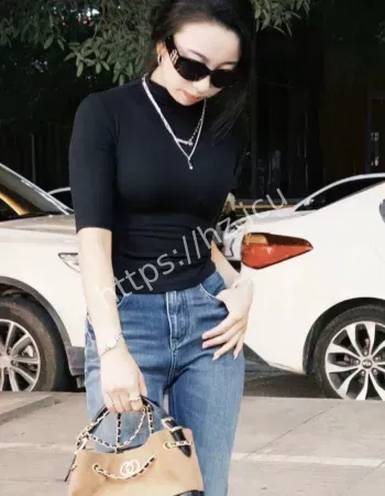 消瘦骨感气质美少妇