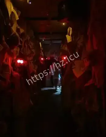 最后隔间外的