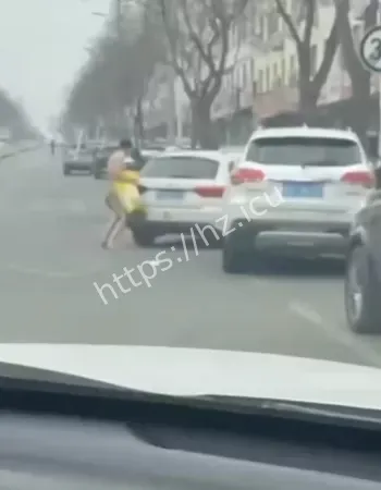 侵犯黑色轿车