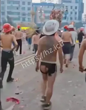 元宵炸龙现场
