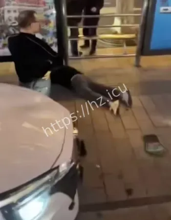 冲上人行道