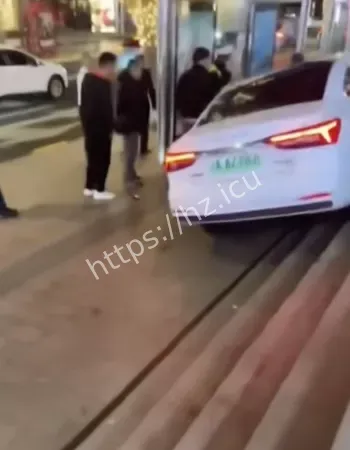 撞飞多名行人