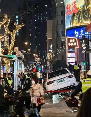冲上人行道