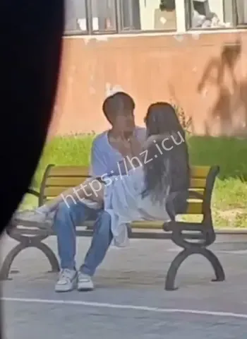 被同学围观拍下全过程