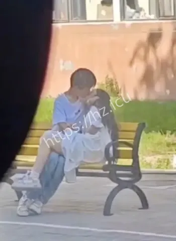 被同学围观拍下全过程