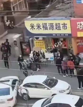 持刀狂砍