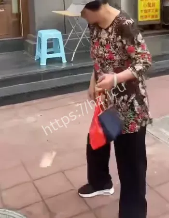 富婆高空撒钱