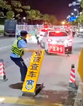 撞围栏逃逸