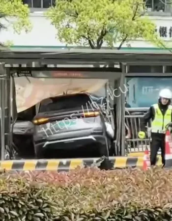 冲撞公交站