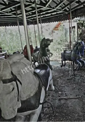 红裙小女孩监控身影