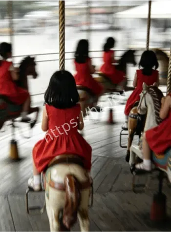 红裙小女孩监控身影