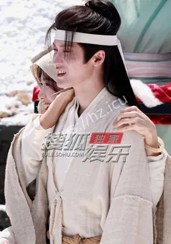 卢昱晓片场挟状态在线