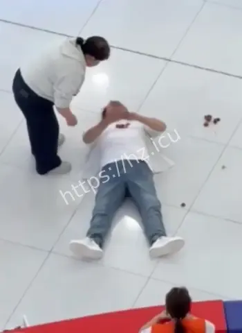 当众裸奔