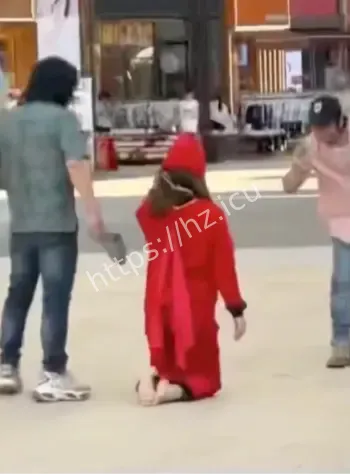 男子用链子牵引女子