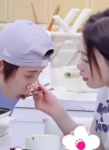 与神秘男王蒙车内激情缠吻难分难舍