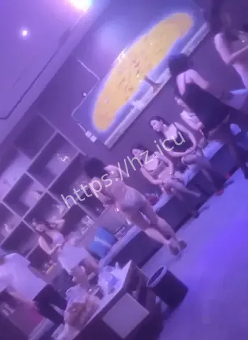 女仆装美女技师跪式服务