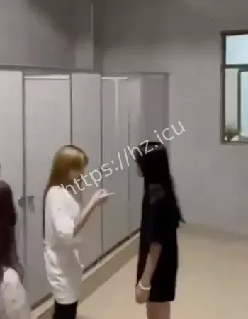 男生电击拍照