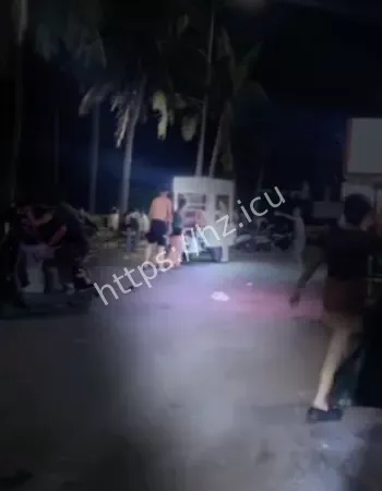 女摊主被调戏