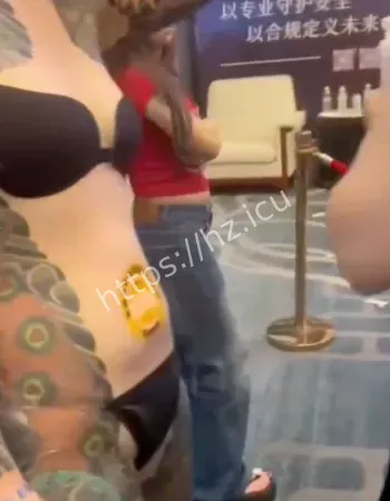 妹子通体纹身