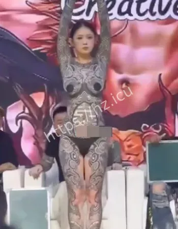 妹子通体纹身