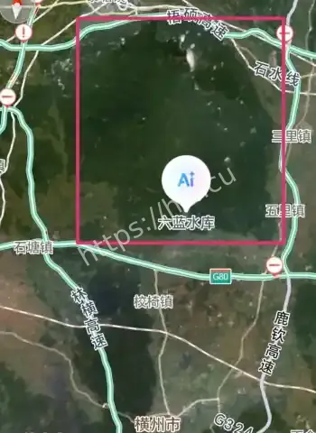 村民被困屋顶等待救援