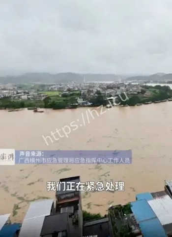村民被困屋顶等待救援