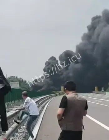 板车追尾油罐车起火