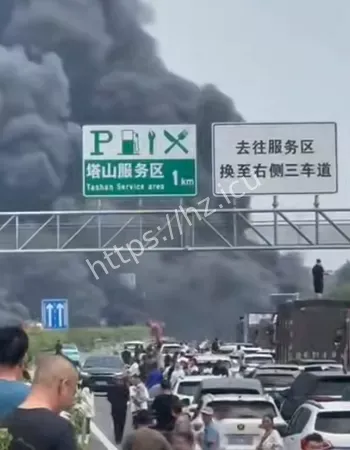 板车追尾油罐车起火