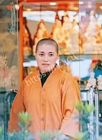 假尼姑僧袍下藏黑丝